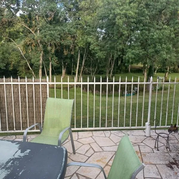 Maisonnette ex grange Les Mauves chez Jean Louis', хотел в Saint-Ay