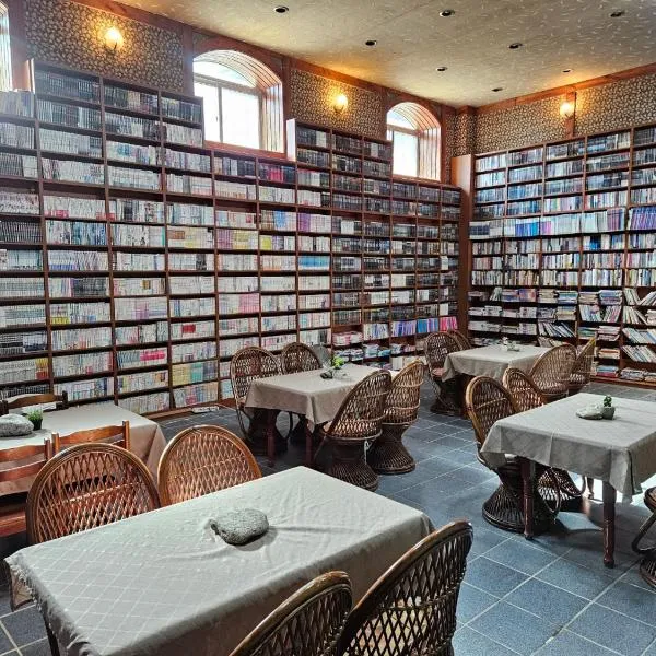 Bandal Book & Stay، فندق في سوكشو