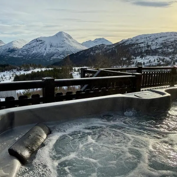 Great mountain cabin with jacuzzi in beautiful surroundings, khách sạn ở Stranda
