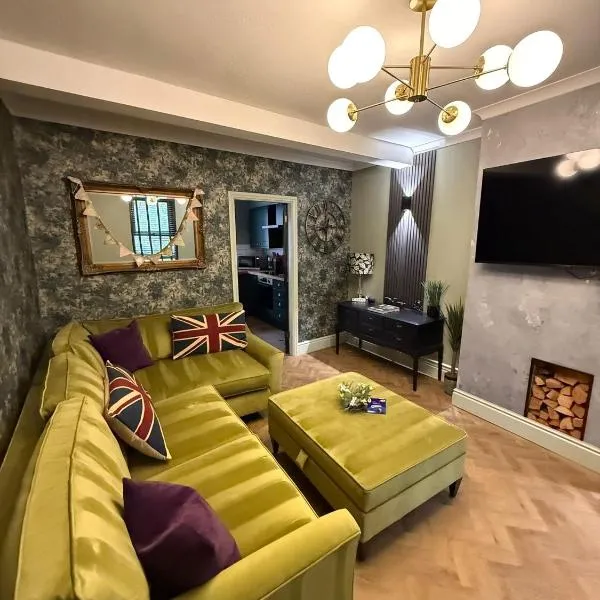 NEW Refurbished Cottage near Alton Towers Sleeps 6 Ashbourne Peak District Derbyshire, hotell i Ashbourne