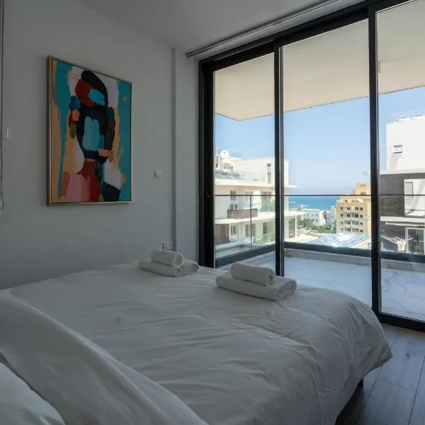 Coastal 2BR Sea View Near Mackenzie Beach Larnaca, מלון בלרנקה