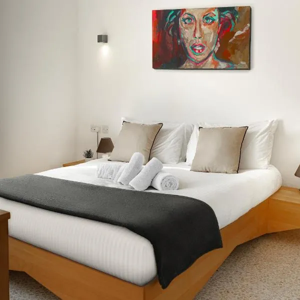 Valletta Old Town 2BR with Balcony by Aureum, hotel u Valletti