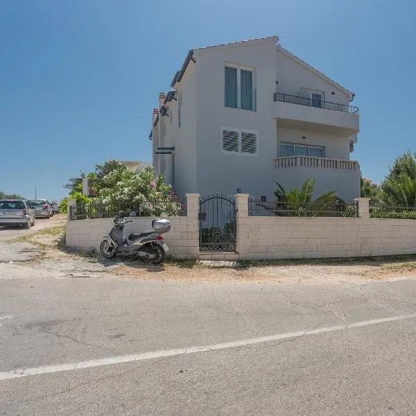 Black and White Spacious Apartment, hotel sa Hvar