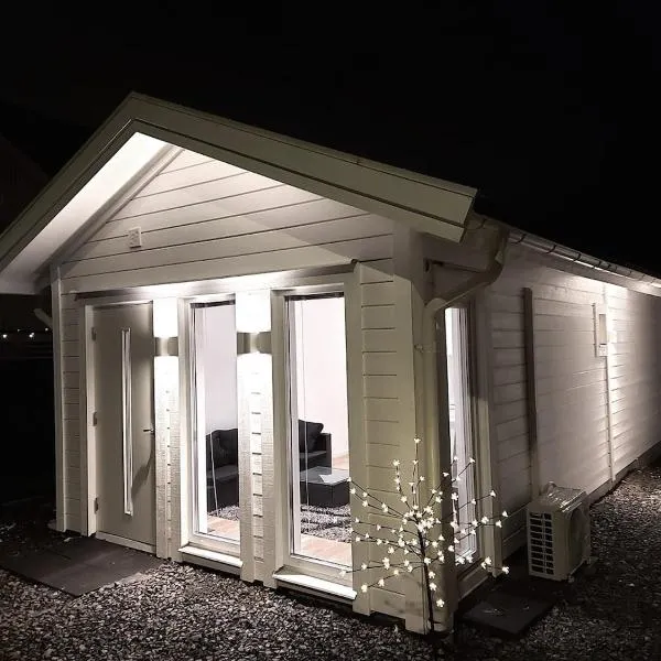 Very comfortable Tiny house close to Frölunda Shopping and city, хотел в Гьотеборг
