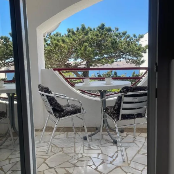 Apartmani Luky, khách sạn ở Karlobag