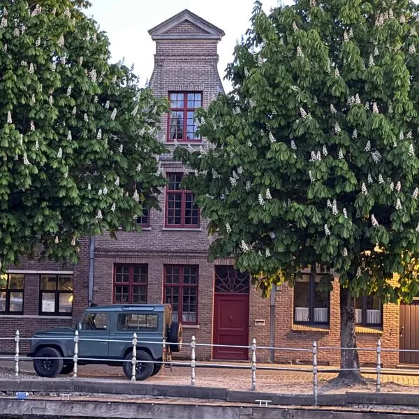 Spacious Canal House in Historical Center of Bruges, hotel i Brugge