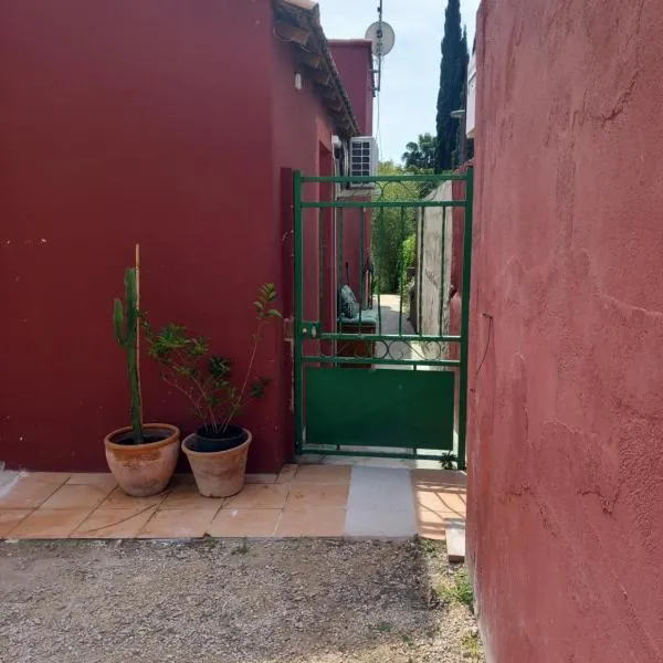Pétite à la Ciotat studio chic, calme et parking, port à pied, Hotel in La Ciotat
