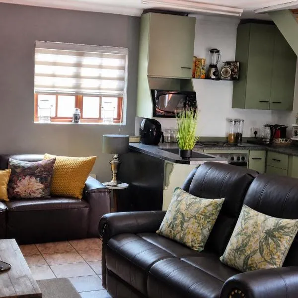 Neat Secure Self-Catering 1 Bed Apartment Moreleta Park Fully Furnished, хотел в Претория