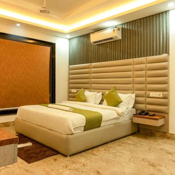 Noida में, होटल Mazestic Bay