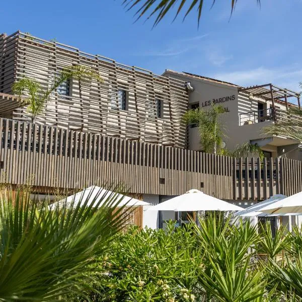 Hôtel les jardins du canal - piscine chauffée - solaire eco responsable - parking - garage - bornes électriques - accueil vélos - kids friendly, Hotel in Aigues-Mortes