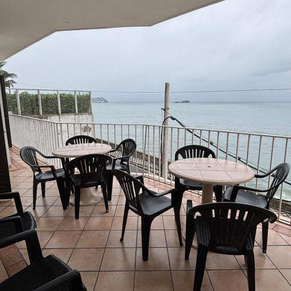 Apartamento Frente Mar Com Varanda e Vista Incrível - Conforto e Espaço