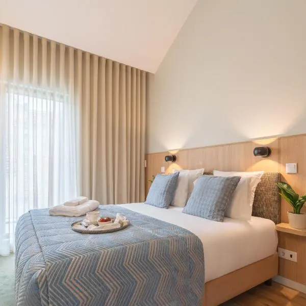 Modern Duplex Houses with Balcony by HostWise, hotel in Porto