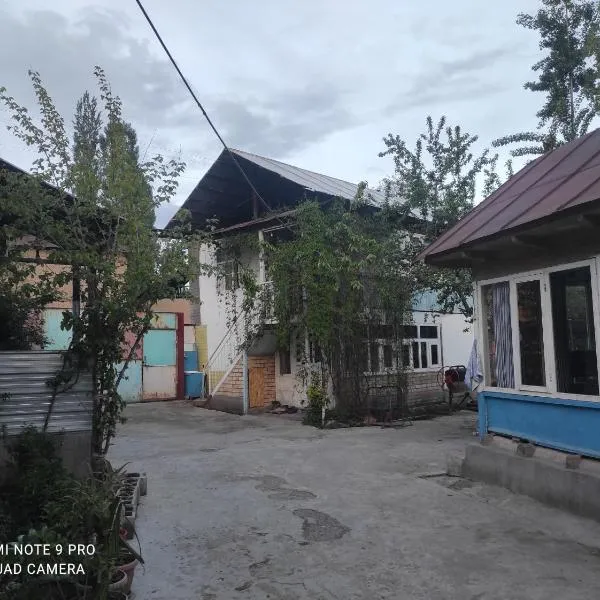 Guesthouse Shakirbek, hotel di Arslanbob