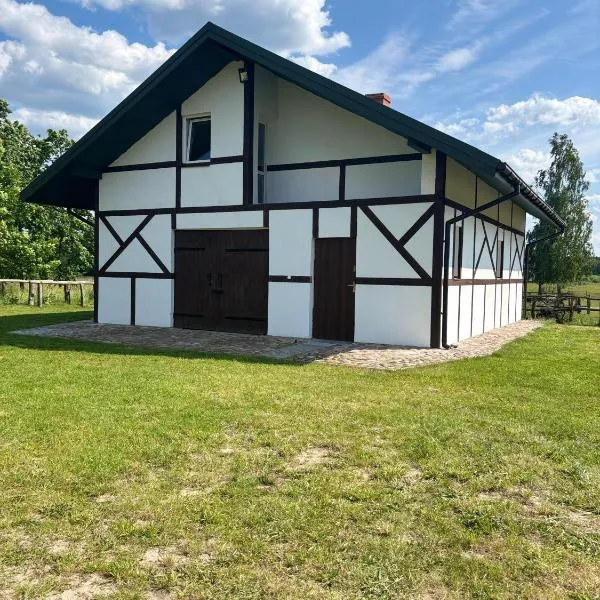 Przystań Stajnia Przygoda, hotel en Żłobek