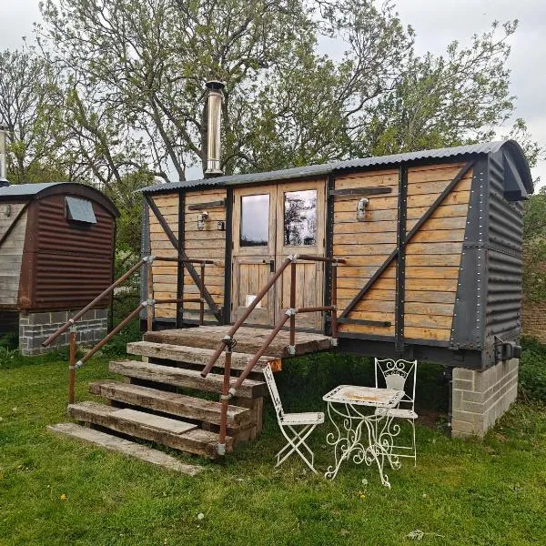 Stowford Railway Carriages, hotel in Wingfield