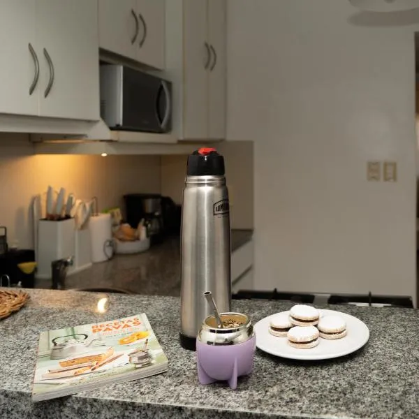 DEPARTAMENTO para 4 personas Parking Gratis Patio cercano a CABA ideal familias Trabajo Recitales Fiestas Salud y Capacitaciones, hotel en Martínez