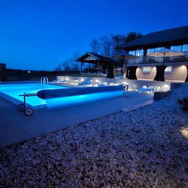 Natura Lux Holiday House with Pool and Jacuzzi, hotel Veliko Trojstvóban
