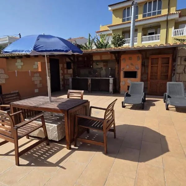 Villa La Paz- Spacious Family Villa, BBQ and Parking, hotell i Arona