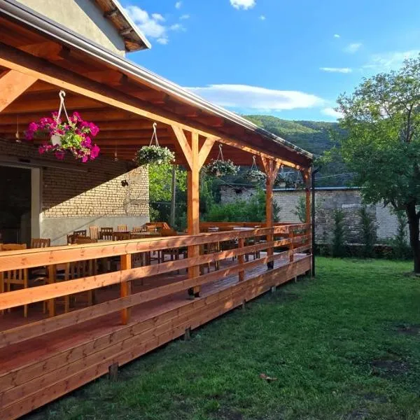 Sekretet e Luginës Restaurant - Hostel - Camping, hotel in Vau i Dejës