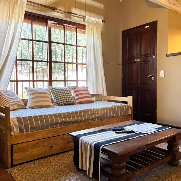 CABAÑA AURORA, con parque y pileta en Complejo El Solicito, hotel in Chascomús