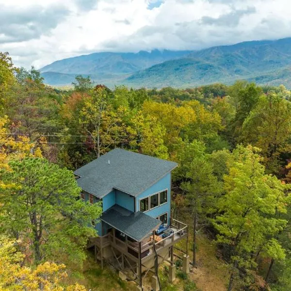 Modern Chalet with Mountain Views in Gatlinburg TN, hotel em Gatlinburg