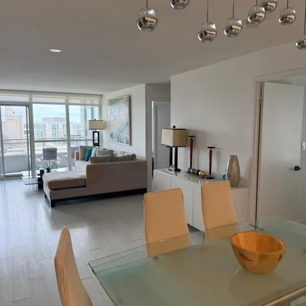 Spectacular Large 3 Bedroom 3 Bath Condo Downtown Toronto Lakeview, hotel em Toronto