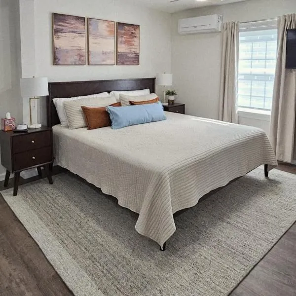 Private Studio Apartment with One King Bed and One Sofa Bed, hotell i Newark