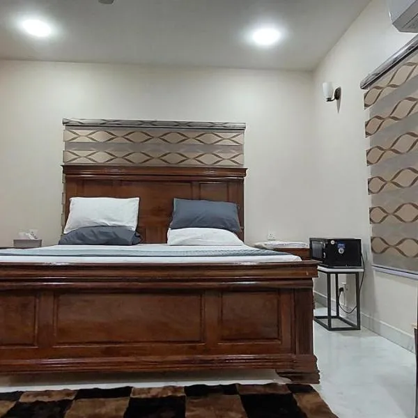 Spacious Rooms on 1st Floor Gulshan e Iqbal BLK7、カラチのホテル