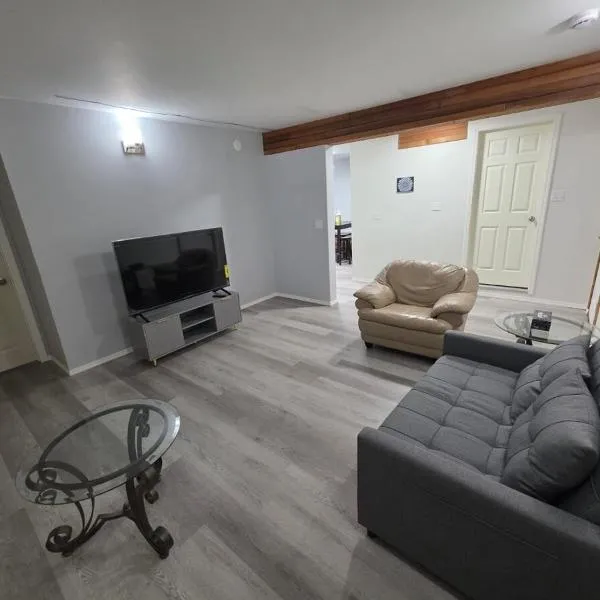 Spacious 3-Bedroom Private Guest Suite, hotel em Inuvik