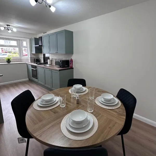 Modern 3 Bed , Contractors & Families , Driveway, hotel in Netherton