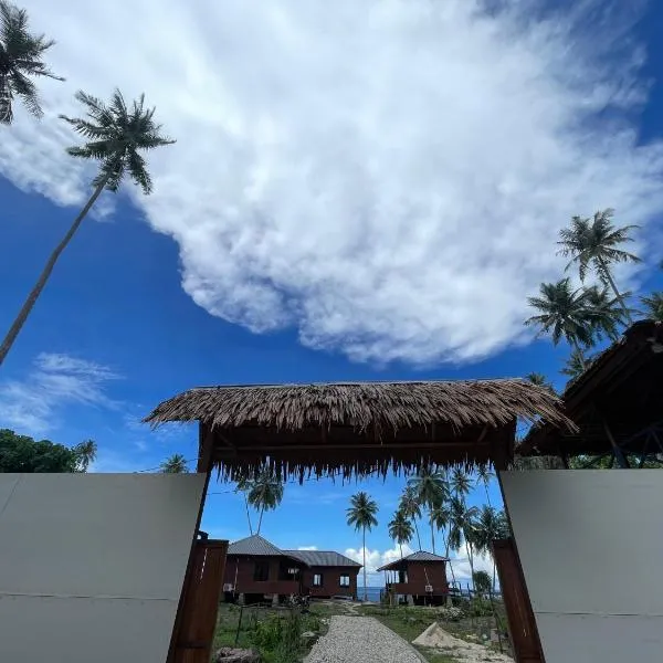 Dico Surf Point- Surf Lodge in Simeulue, ξενοδοχείο σε Lasikin