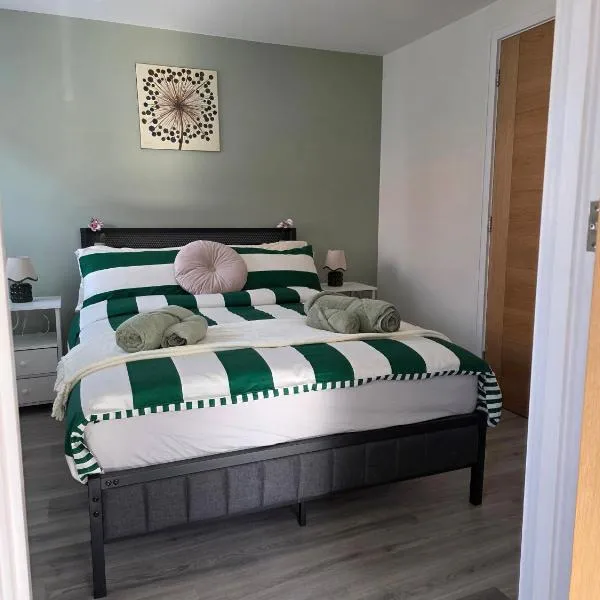 Modern Converted Garage in Private Garden Setting in Kingswood, hotel a Bristol