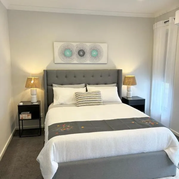Cozy room with an Ensuite, khách sạn ở Clyde North