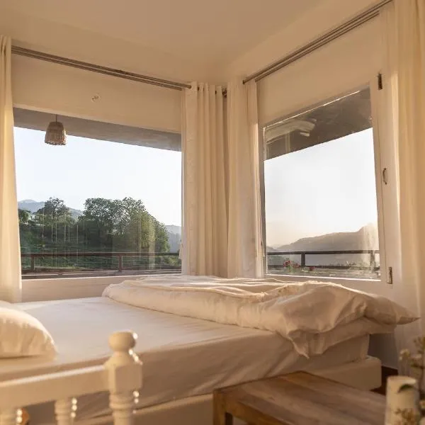 Exstacy stays & cafe - Your Romantic & Cozy Getaway - Mountain view , Hot tub , Parking, hotel a Mukteshwar
