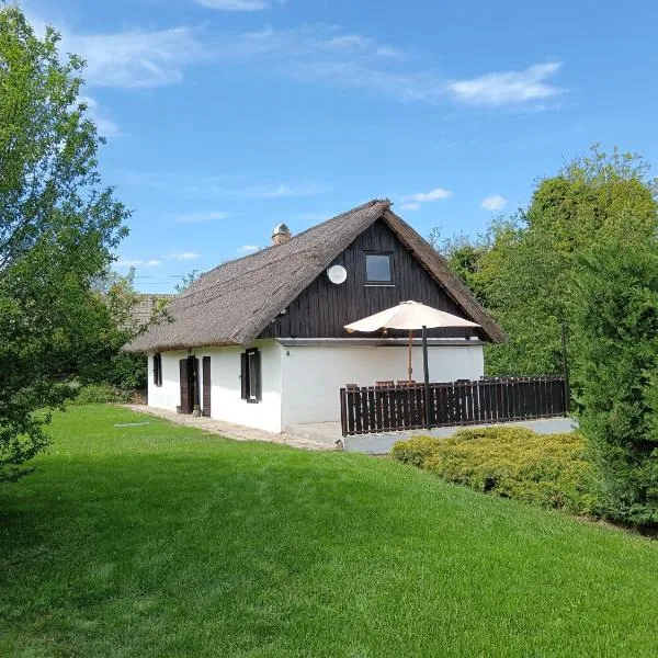 Hét Fenyő Vendégház / Seven Pines Holiday House, hotel in Sukoró