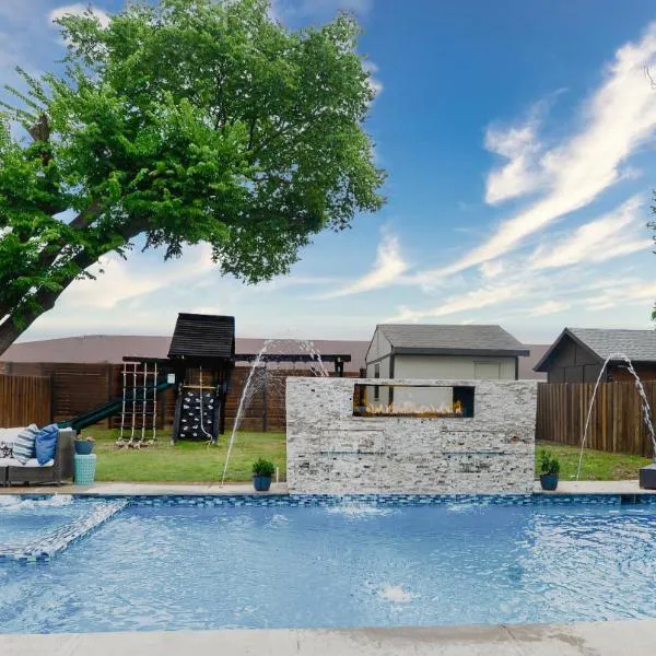 GORGEOUS 5-bd 4ba w Pool, Hot Tub, 2 kitchens, & Game Room Near Dallas Airports!, hotel u gradu Irving
