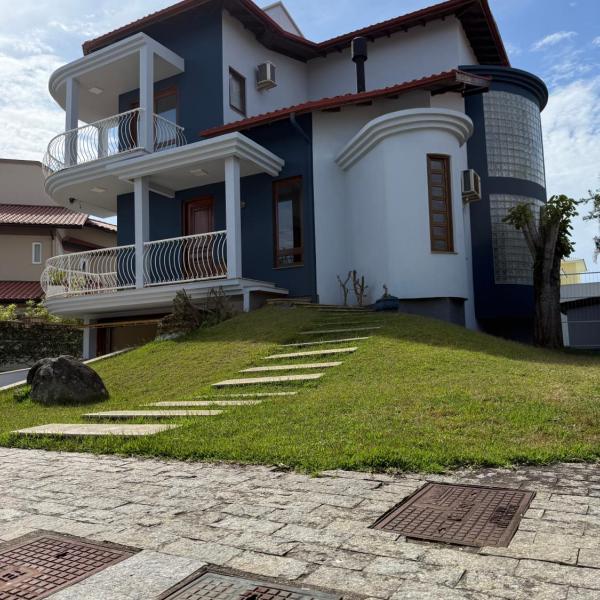 Casa de praia em condomínio com hidromassagem no centrinho dos ingleses