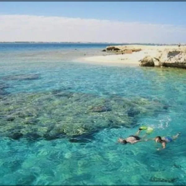 Luxury Studio, pool, Private beach & close to Airport, hótel í Hurghada