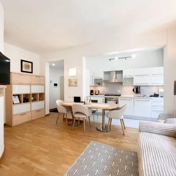 Domus Alba Lecco Center Apartment - Lake Como, hotel em Lecco