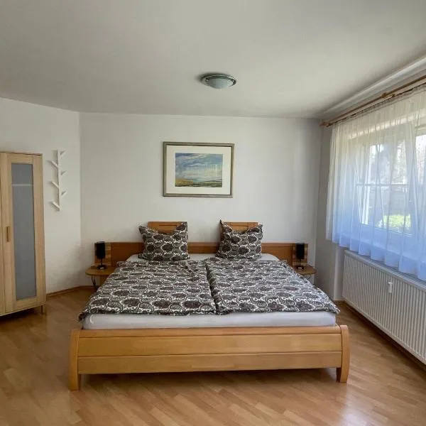 Ferienwohnung mit Garten in der Nähe Landshut, Hotel in Geisenhausen