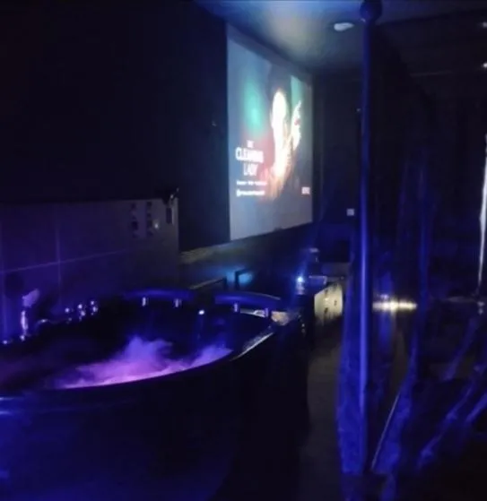 Cinema et balneotherapy - La SPAcieuse Room, hotel v destinácii Évian-les-Bains