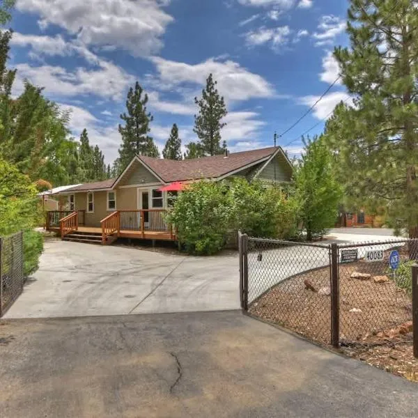 The Bearpaw Bungalow Near the Lake w/fenced yard, hotel in Big Bear Lake