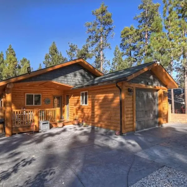 Stylish Elysian Big Bear Cabin w Enclosed backyard, hôtel à Big Bear City