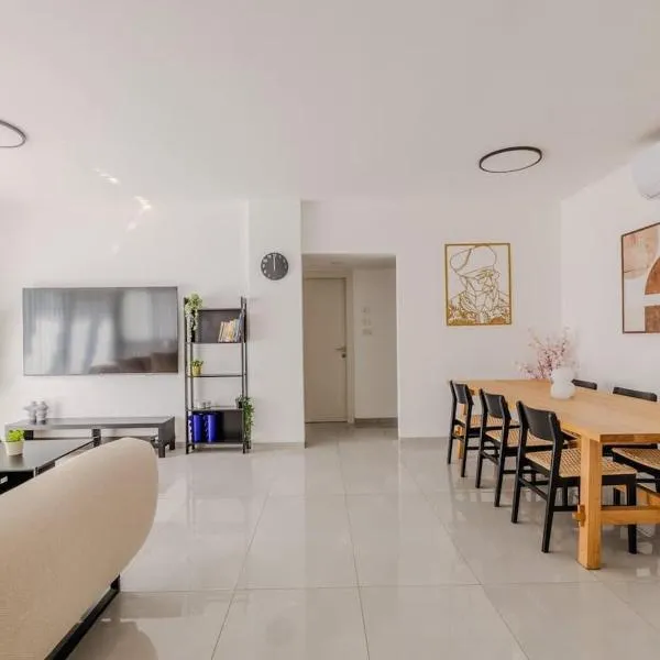 Pearl of Tiberias BY MadrigalRentals, hotel a Tiberias