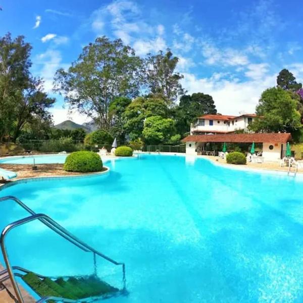 Apto c Piscina, Ar frio e quente em Condomínio Clube