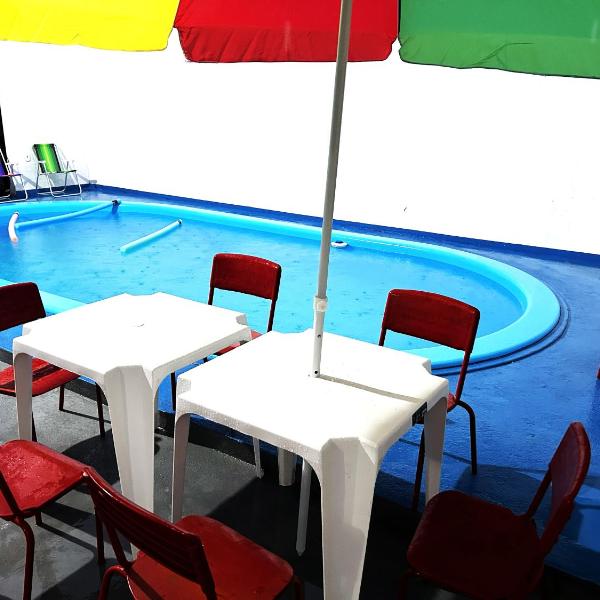 Casarão, piscina, conforto em condomínio fechado