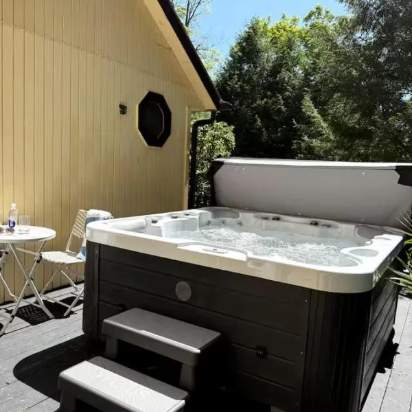 Viesnīca Bethel Escape Hot Tub 4 beds Game Room and Fire pit Fully Stocked Kitchen pilsētā Smallwood