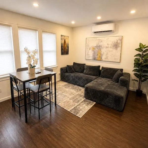 Cozy 2-bedroom with jacuzzi tub in perfect Queens with AC near JFK, hotel in Bellerose Terrace