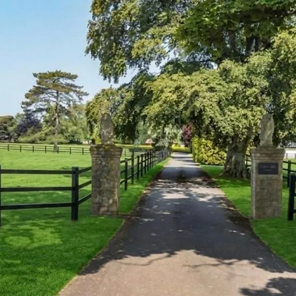 Luxury House on Private Estate with Hot tub and Play Barn, hotel din Gillingham