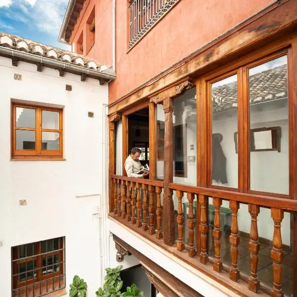 Spacious Sunny and Quiet Albayzin Apartment, hotel i Granada